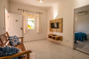 Apartament familiar, diversos llits, no fumadors | Sala d'estar | Televisor de pantalla plana de 40 polzades amb canals per cable 