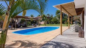 Piscina a l'aire lliure (horari: 07:30-22:00), para-sols i gandules