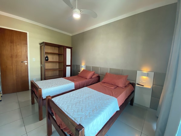 2 habitaciones, tabla de planchar con plancha, wifi y ropa de cama 