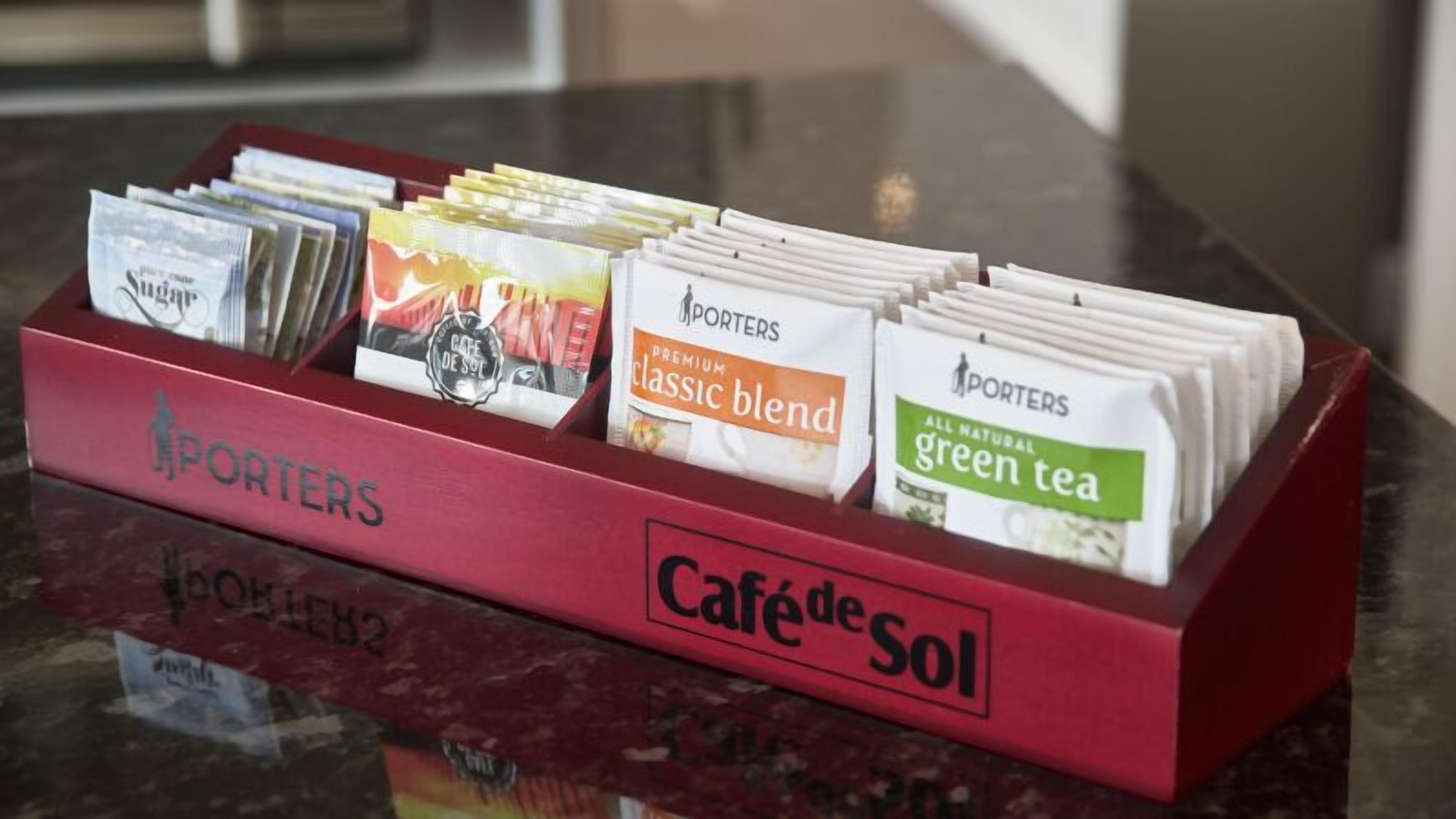 Un espace dédié au café, avec plusieurs sachets de café étiquetés « Porters » et « Café de Sol ».