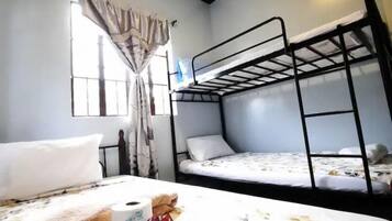 3 habitaciones, escritorio, tabla de planchar con plancha y wifi