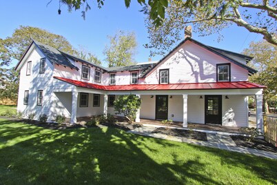Completely Renovated Historical Home - The Black and White House