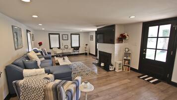 Een flatscreentelevisie en boeken