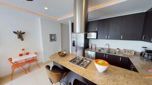 Refrigerador, microondas, horno y lavavajillas 