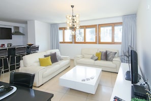 Luxury Apartment (104), 3 bedrooms, 1 living room | Living area