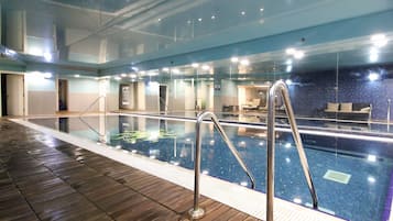 Piscina coperta, con ingresso dalle 14:00 alle 18:00, lettini