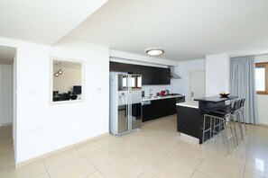 Luxury Apartment (104), 3 bedrooms, 1 living room | 전용 주방 | 냉장고, 전자레인 지, 오븐, 쿡탑