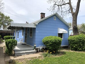 Exterior - Walking Distance to the Falls, Casino, and Canada (Niagara Falls)