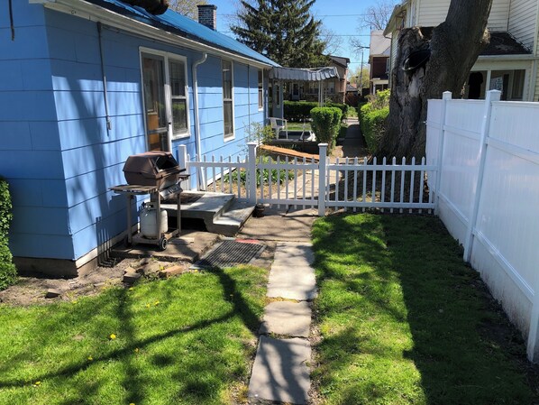 Property grounds - Walking Distance to the Falls, Casino, and Canada (Niagara Falls)