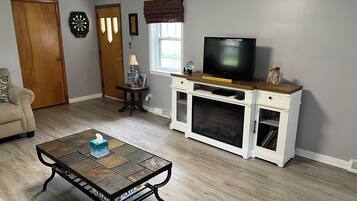 Televisión, reproductor de DVD, libros y biblioteca musical