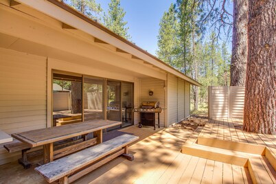Cozy Pet Friendly Cabin, Wood Fireplace, Hot Tub, SHARC passes, close to Village