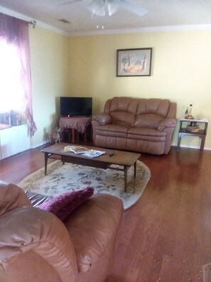 تلفزيون ذكي، مدفأة، كُتُب