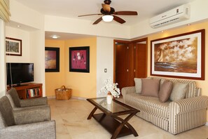 Smart TV, DVD player, books - 😍ROMANTIC GETAWAY😍AMAZING OCEAN VIEWS -HOP, SKIP & JUMP TO THE BEACH -GR8 POOL (Puerto Vallarta)
