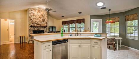 Fridge, microwave, stovetop, dishwasher