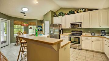 Coffee/tea maker, fridge, microwave, stovetop