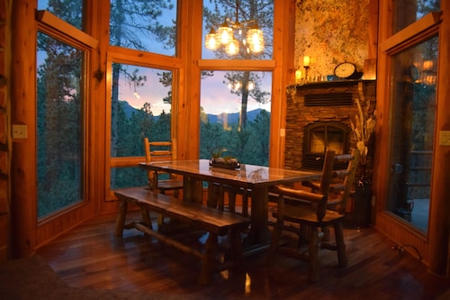 Peaceful, private log home with exceptional views and amenities