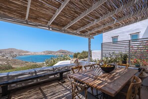 Outdoor dining - Aegean Elegance: Villa Penelope Paros - A Serene Cycladic Retreat (Naousa)