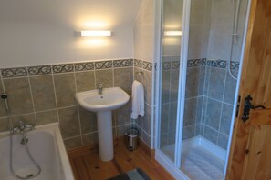 Baignoire, sèche-cheveux, serviettes fournies, savon