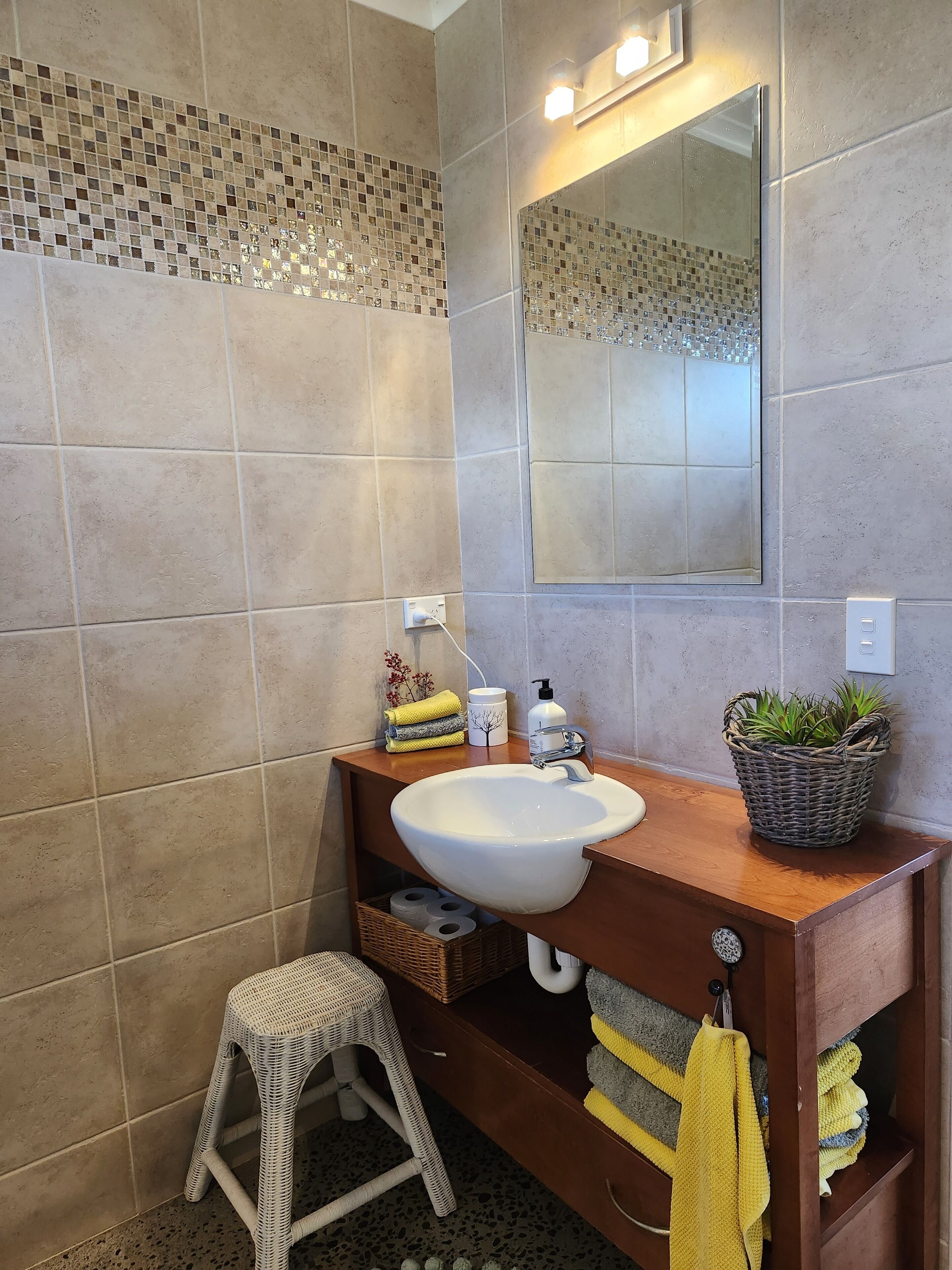 Douche, sèche-cheveux, serviettes fournies, savon