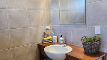 Douche, sèche-cheveux, serviettes fournies, savon