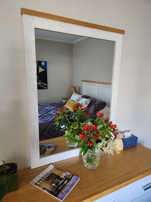 1 habitación, tabla de planchar con plancha, wifi gratis y ropa de cama