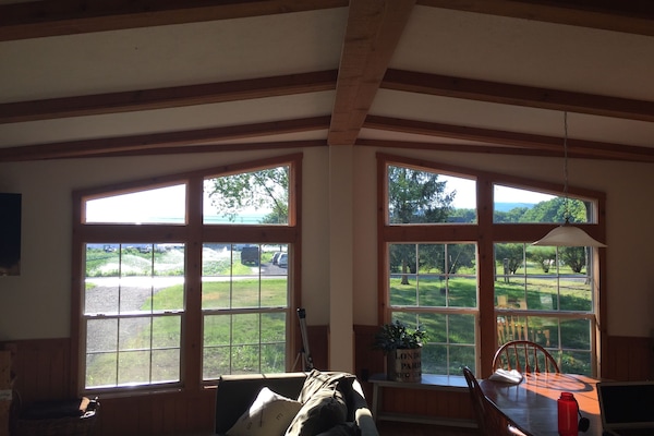 Una Smart TV, videojuegos, un reproductor de DVD, una videoteca