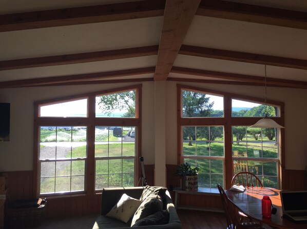 Älytelevisio, videopelejä, DVD-soitin, videokirjasto