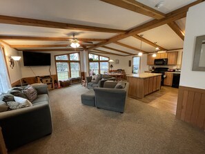 Älytelevisio, videopelejä, DVD-soitin, videokirjasto