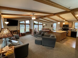 Smart TV, video games, DVD player, video library - Best of both worlds! Amazing views plus an easy walk into town! (New Paltz)