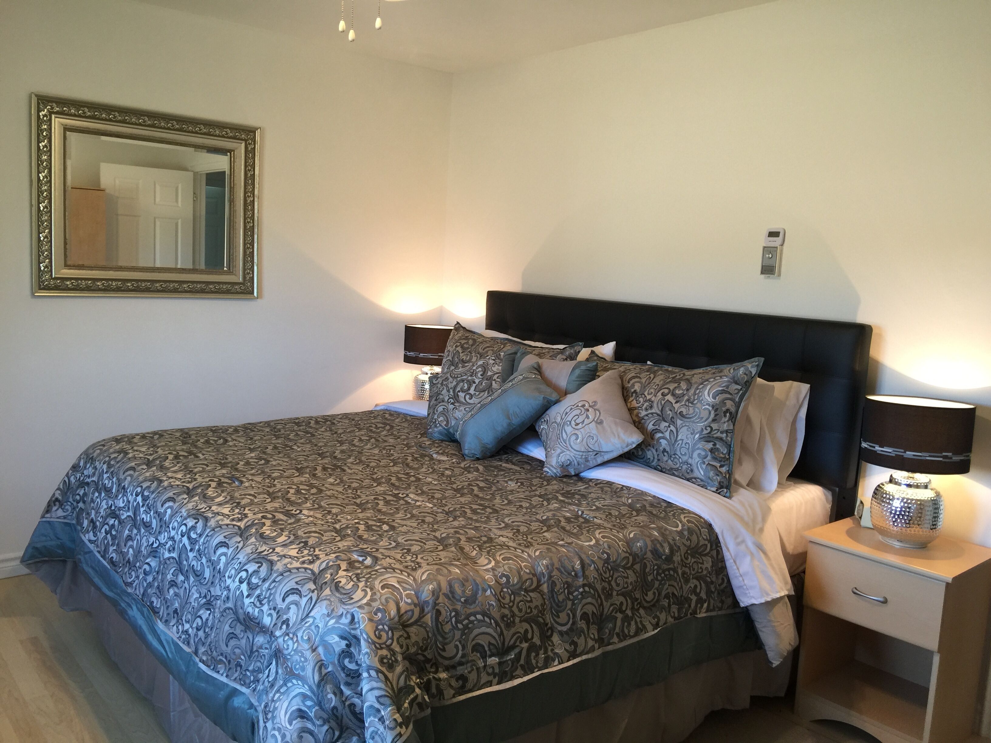 7 quartos, escrivaninha, ferros/tábuas de passar roupa