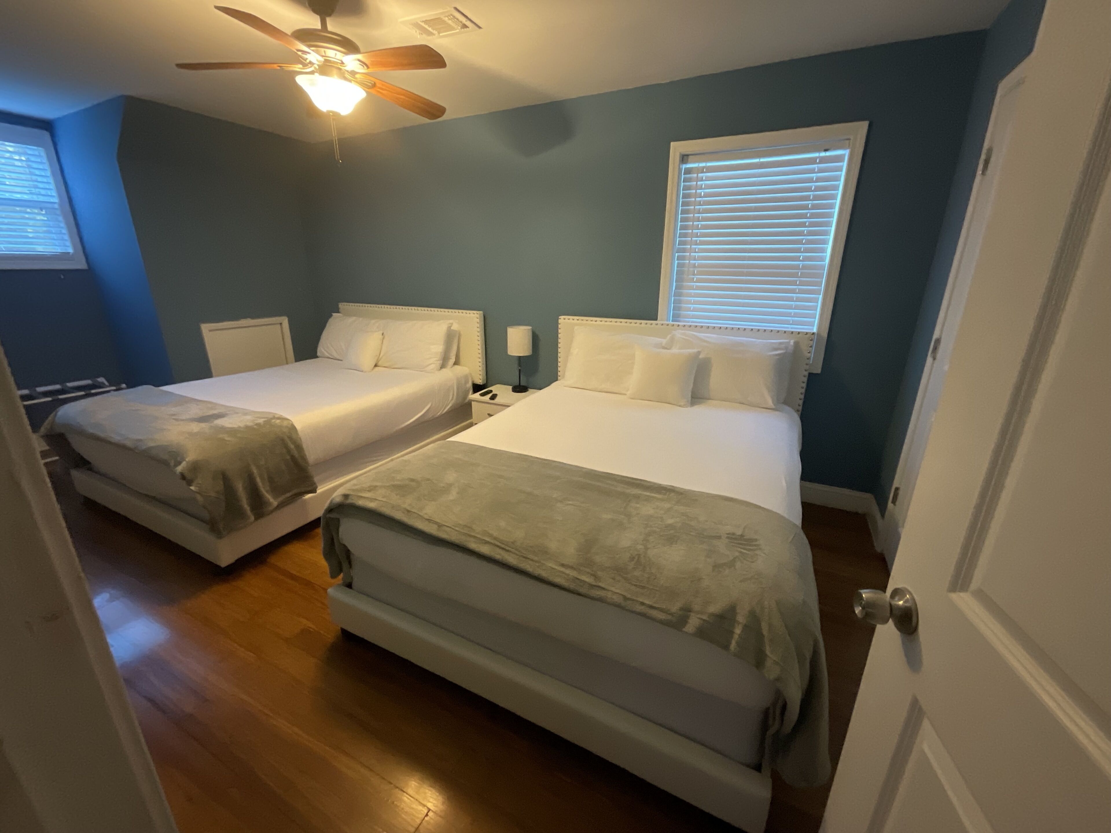 5 habitaciones, tabla de planchar con plancha y wifi gratis 