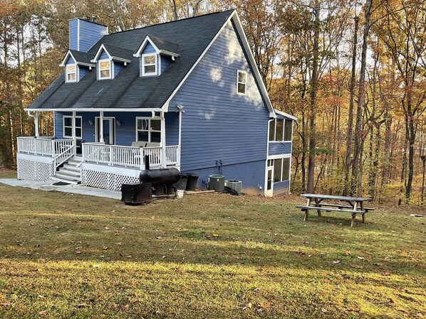 Outdoor dining - Lovely Home Near Lake Allatoona ~ Red Top Mountain And Lake Point Sports Complex (Acworth)