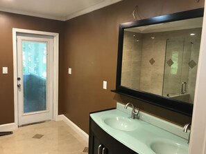 Hair dryer, towels, soap - Lovely Home Near Lake Allatoona ~ Red Top Mountain And Lake Point Sports Complex (Acworth)