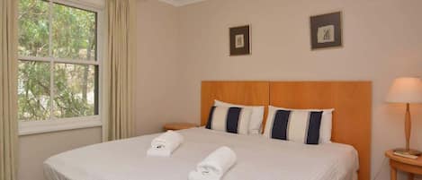 3 chambres, fer et planche à repasser, Wi-Fi, draps fournis