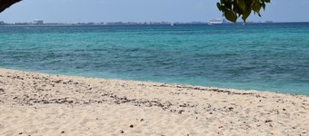 Villa privada detrás de coral de pared, vista al mar