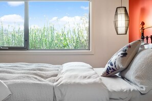 3 habitaciones, tabla de planchar con plancha y cuna de viaje