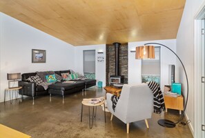 Smart-TV, Kamin, DVD-Player, Tischtennisplatte