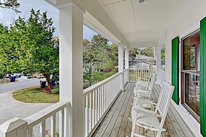 Terrace/patio - Deetjen Beach House - Near Beach & Bike Trail. North Litchfield Favorite! (Pawleys Island)