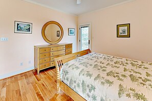 5 bedrooms, iron/ironing board, free WiFi, bed sheets