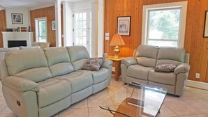 A living room with two sofas, a glass coffee table, and a lamp. - Deetjen Beach House - Near Beach & Bike Trail. North Litchfield Favorite! (Pawleys Island)