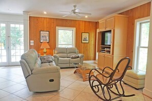 TV, fireplace - Deetjen Beach House - Near Beach & Bike Trail. North Litchfield Favorite! (Pawleys Island)