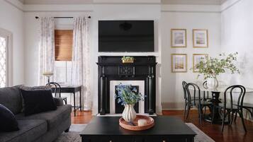 Smart-TV, Kamin, Bücher, Stereoanlage