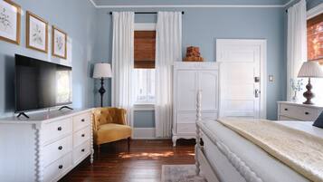 2 Schlafzimmer, Schreibtisch, Bügeleisen/Bügelbrett, Reisekinderbett