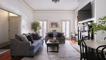 Smart TV, fireplace, books, stereo