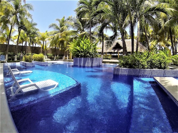 2 座室外游泳池,提供日光浴躺椅