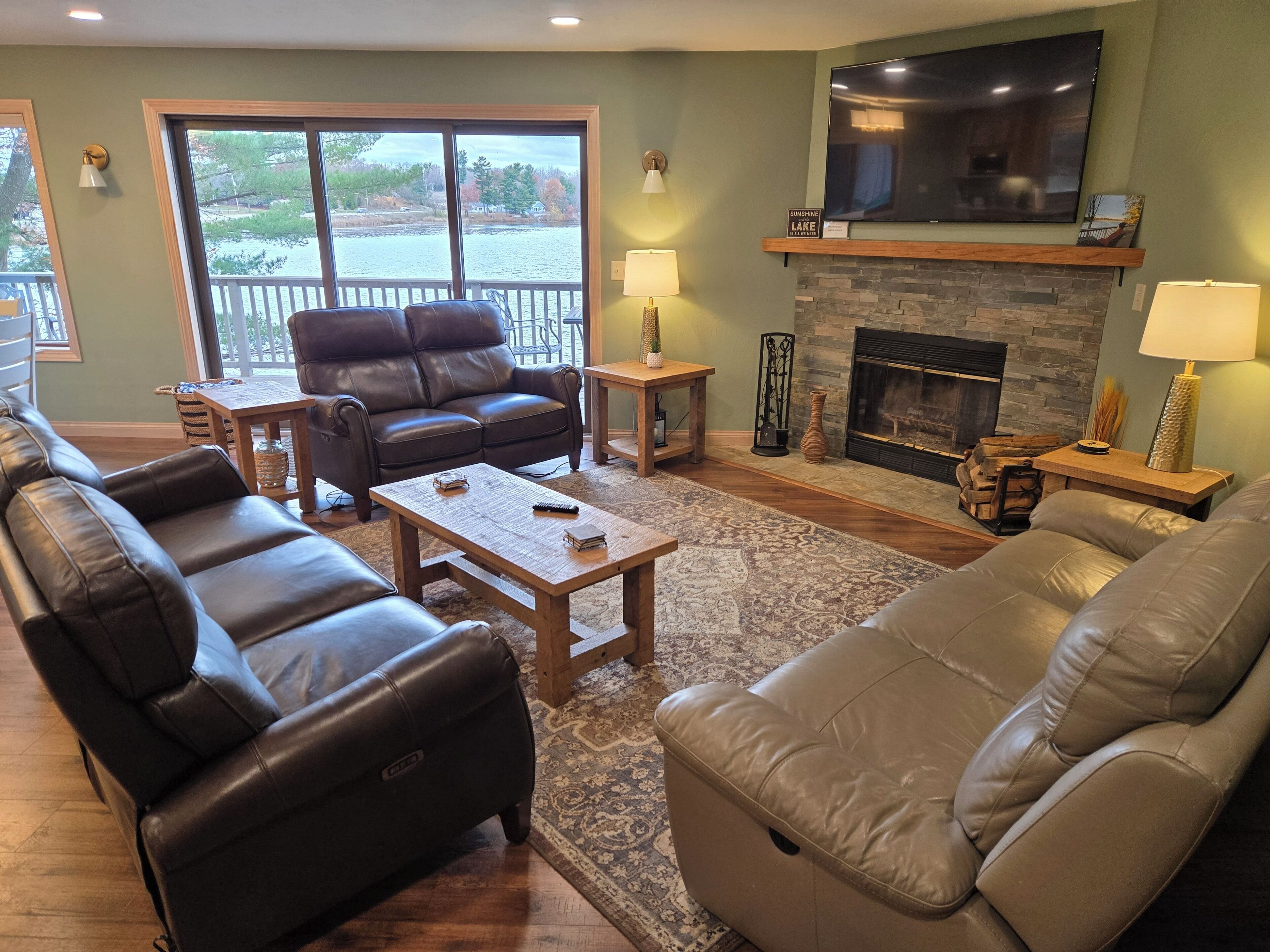 Älytelevisio, takka, DVD-soitin, pöytäjalkapallopöytä