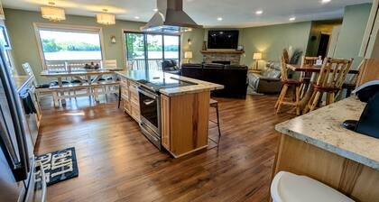 Votre escapade au bord du lac Get-a-way! Lakefront / jouets de l'eau / Wifi / bain à remous extérieur