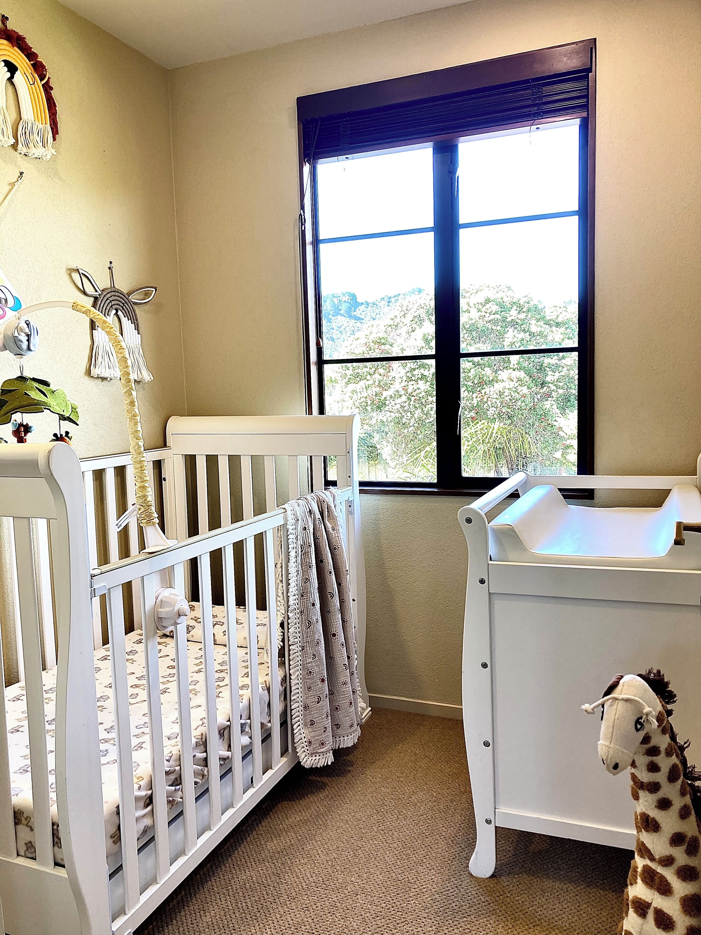 5 quartos, cofres nos quartos, escrivaninha