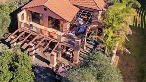 Ein geräumiges Haus mit einer großen Terrasse und einem Swimmingpool.