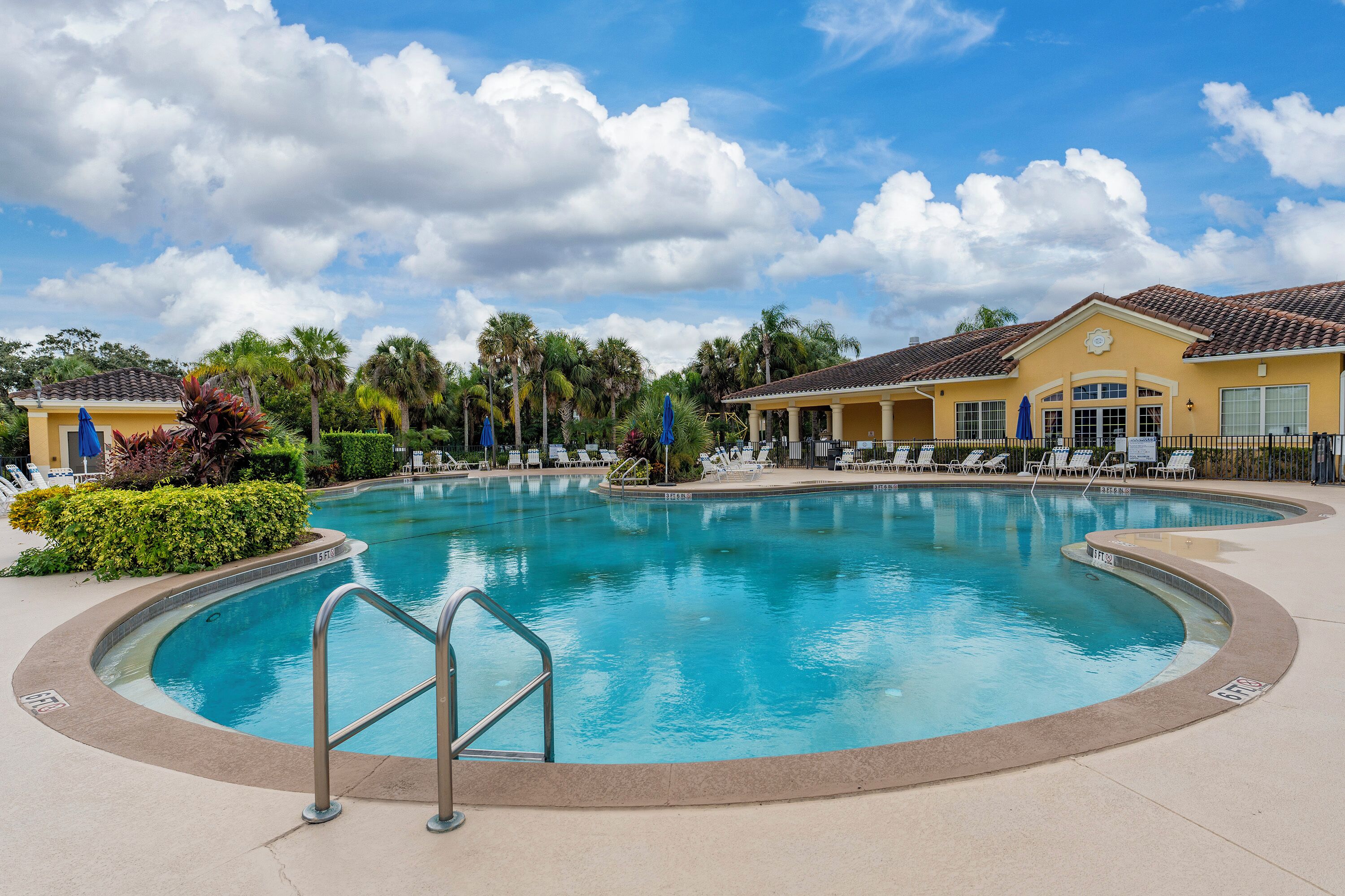 Et oppvarmet basseng